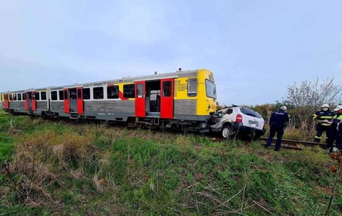 Un bărbat din Timișoara a murit după ce mașina sa a fost spulberată de un tren cu 30 de pasageri