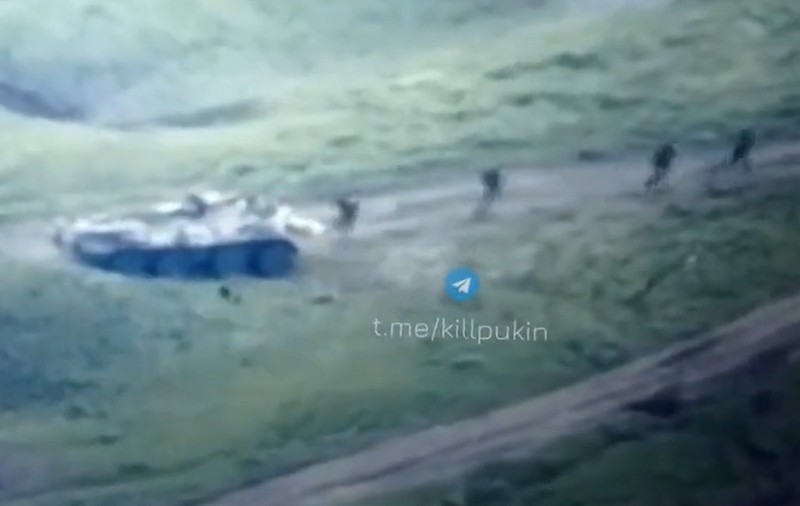 VIDEO | Soldații ruși sar din blindate și o rup la fugă abandonându-le când încep ucrainenii să le bombardeze coloana