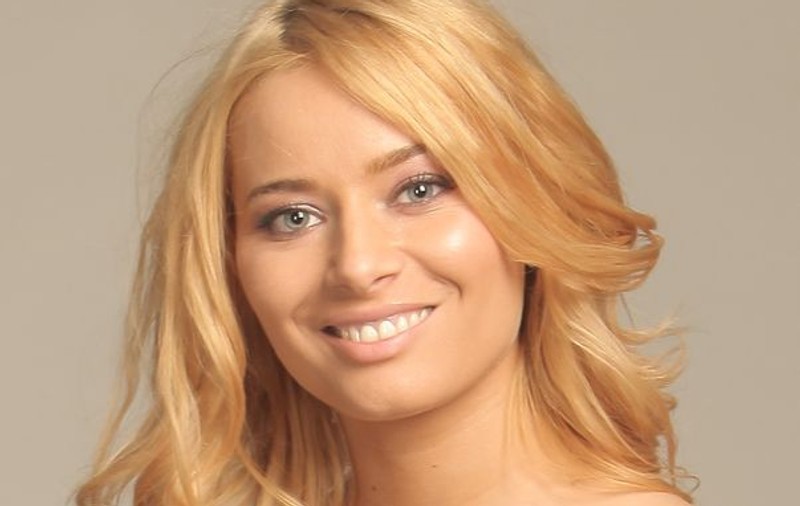 Laura Cosoi a pozat în CHILOȚI, în fața oglinzii