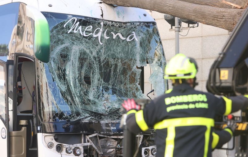 Un autocar a intrat în plin în pietonii aflați pe trotuar, lângă un centru comercial, în Cadiz. Trei morți și trei răniți grav. VIDEO
