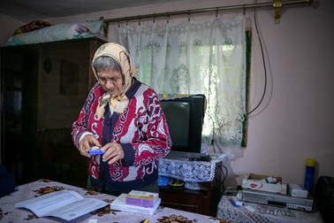 Mioara verifică medicamentele