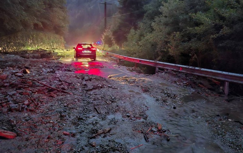 Traficul pe Transfăgărășan, complet blocat: zeci de mașini sunt prinse pe drumul de munte la venirea nopții