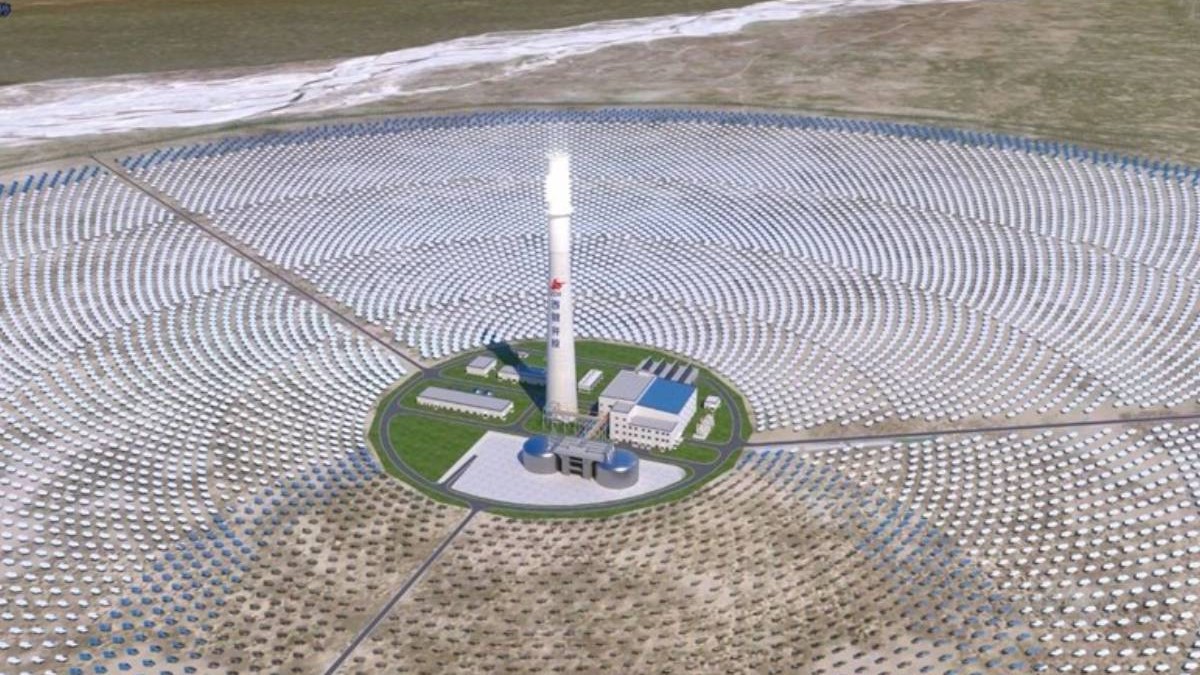 China a montat 15.927 de oglinzi la peste 4.650 de metri altitudine pentru cea mai înaltă centrală solară termică din lume. Instalația de 100 MW încălzește sărurile topite până la 560°C, poate stoca energia termică timp de opt ore și, după conectarea la rețea, ar urma să producă suficientă electricitate pentru aproximativ 50.000 de locuințe.