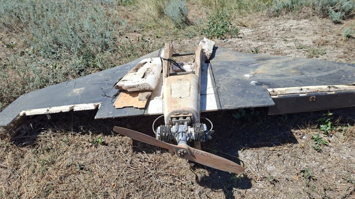 Dronă aeriană, prăbușită pe un câmp, avariată, dar cu elicea și motorul încă atașate de corpul aeronavei