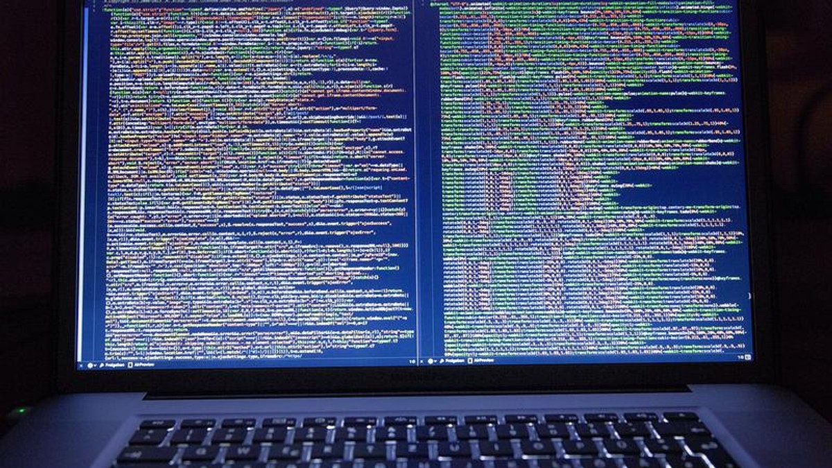 Vrei să îți schimbi locul de muncă? Află care sunt cele mai căutate joburi și cele mai afectate de automatizare. Laptop cu comenzi in sistemul de operare