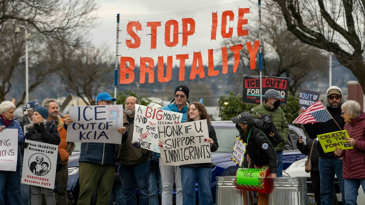 15 ianuarie 2026, Seattle, Washington, SUA: Protestatarii se adună pe strada din fața Aeroportului King County pentru un protest anti-ICE organizat de La Resistencia NW în Seattle, Washington, SUA, joi, 15 ianuarie 2026. Aeroportul este principalul aeroport folosit în regiune de avioanele Serviciului de Imigrare și Control Vamal pentru zborurile de deportare și deplasarea deținuților în întreaga țară. La Resistencia NW a organizat eforturi pentru a monitoriza aceste zboruri ICE. Proteste au izbucnit în întreaga țară după uciderea lui Renee Good în Minneapolis, în timpul unei recente represiuni ICE în oraș.