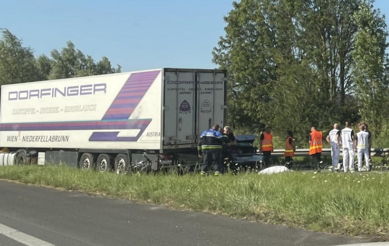 Șofer român de TIR arestat, după ce în camionul lui „parcat suspect” pe autostradă a intrat un vameș pe motocicletă și a murit pe loc, în Franța