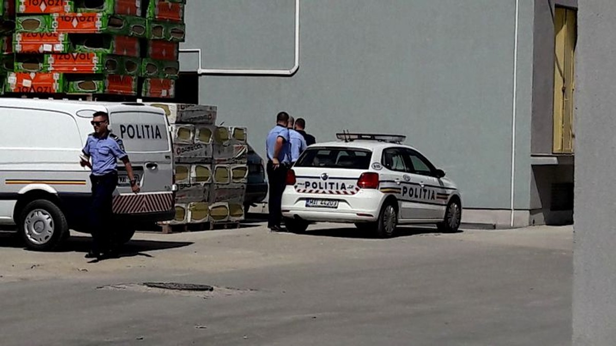 Percheziţii la fabrica de ciment unde au fost găsiţi morţi doi paznici. Anchetatorii caută noi indicii în acest caz, în care doi angajaţi ai societăţii comerciale sunt acuzaţi de cele două crime, dar şi de o a treia care ar fi avut loc anul trecut.