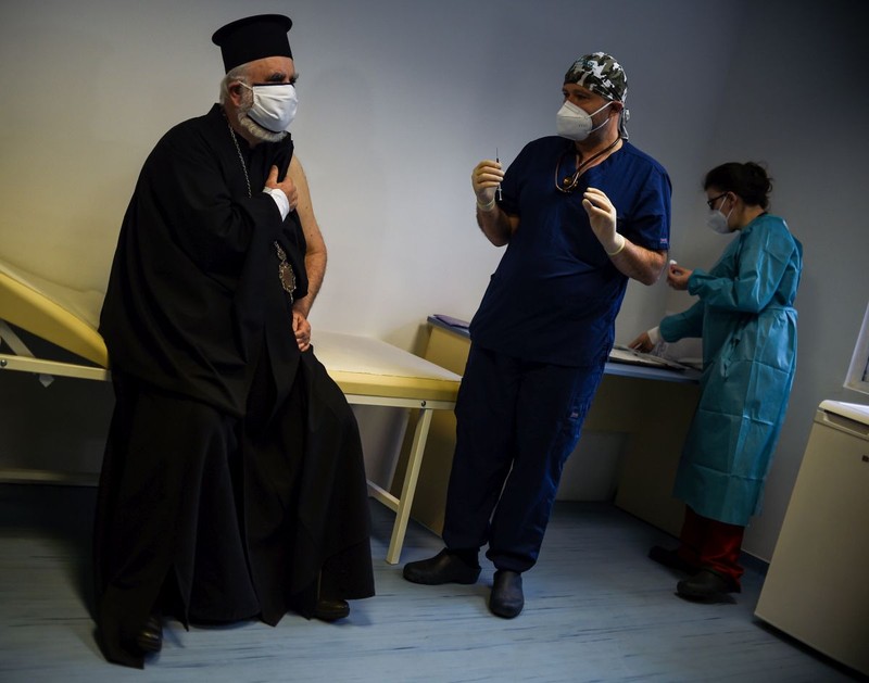 Episcopul Tikhon din Bulgaria, a doua persoană vaccinată în țara vecină | Foto: EPA