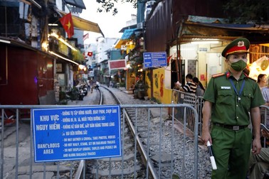 Poliția vietnameză păzește Strada Trenului. Foto: EPA