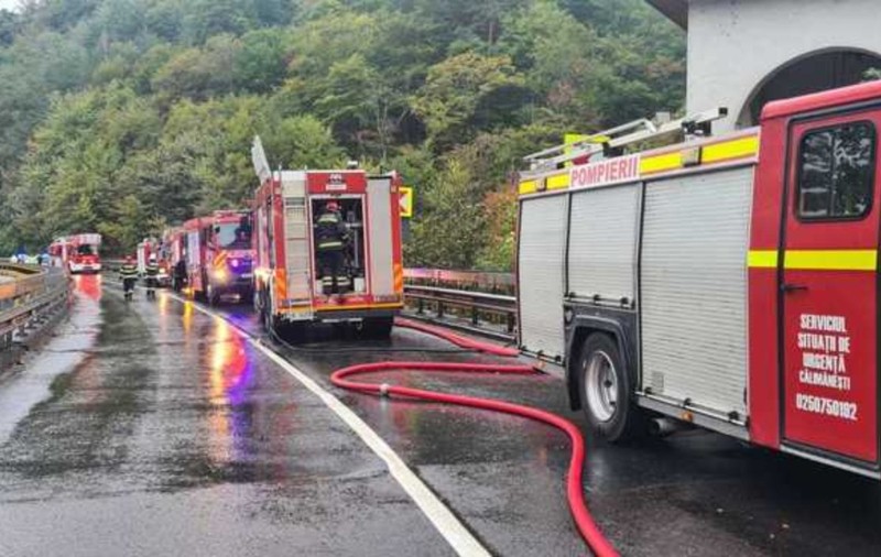 Incendiu puternic la chiliile Mănăstirii Cozia Veche. Traficul a fost oprit pe Valea Oltului