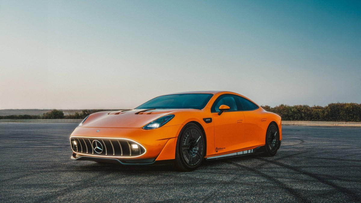 O mașină AMG GT XX de culoare portocalie