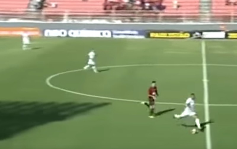 Și-a dat autogol de la centrul terenului! Un brazilian a reușit să fie mai penibil decât Bănel Nicoliță pe Bernabeu | VIDEO