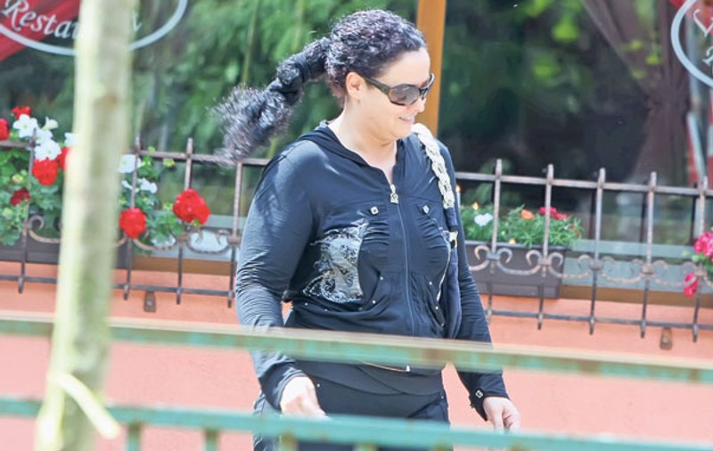 Carmen, soţia lui Vijelie, singură în vacanţă, pe plaja din Turcia