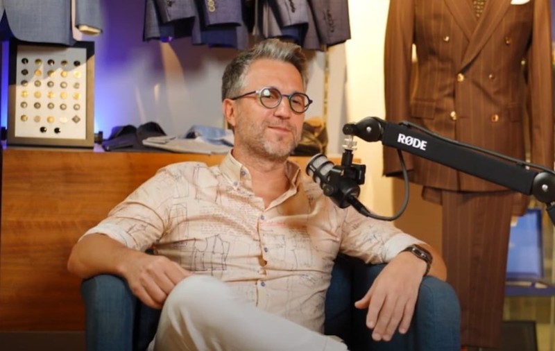 Andi Moisescu își spală și calcă singur. Prezentatorul a scăpat-o pe Olivia Steer de mai multe sarcini