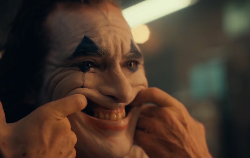 Afecțiunea psihică din viața reală de care suferă Joker. Se manifestă prin râs incontrolabil