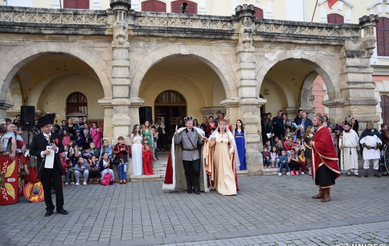 Sute de mii de vizitatori la Noaptea Muzeelor 2017. Ieșenii au stat în ploaie ca să intre gratuit în Palatul Culturii | GALERIE FOTO