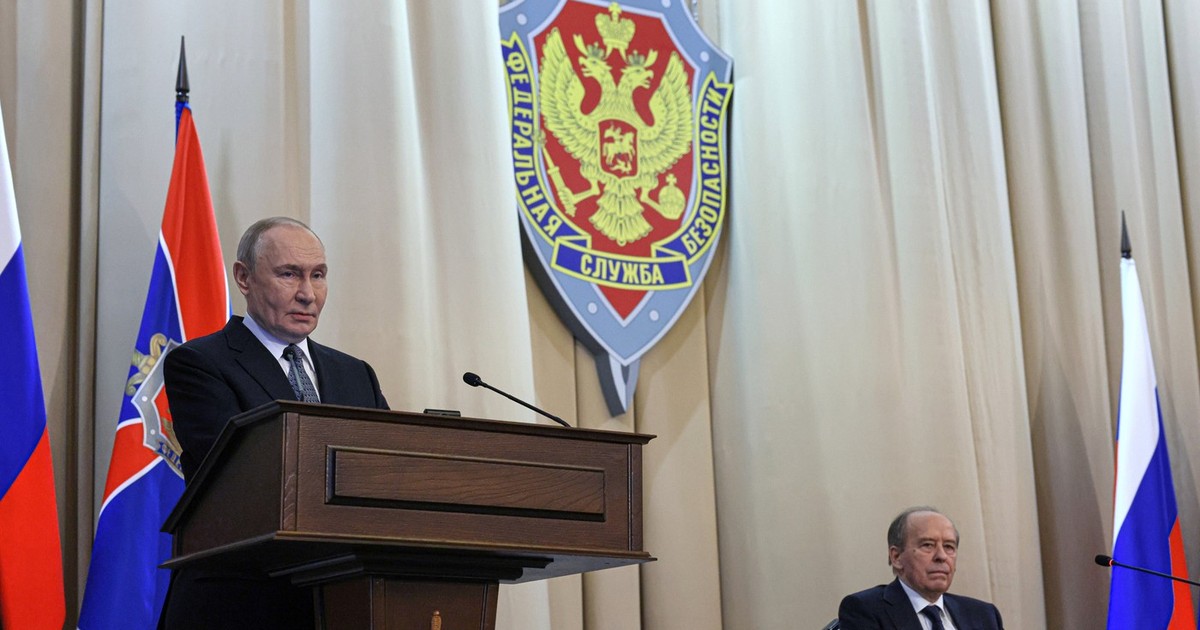 Vladimir Putin (stânga) ține discursul sub supravegherea șefului FSB, Aleksandr Bortnikov Foto: Profimedia