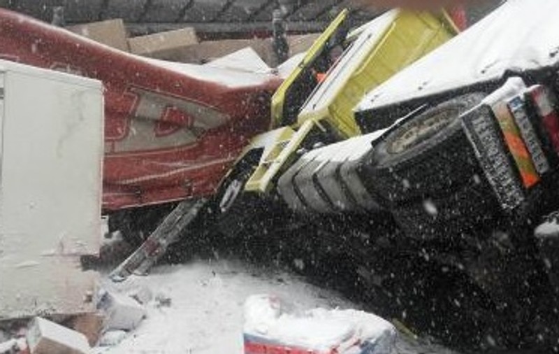 VIDEO | Zeci de mașini au fost implicate într-un accident, în Cehia. Un român a filmat dezastrul