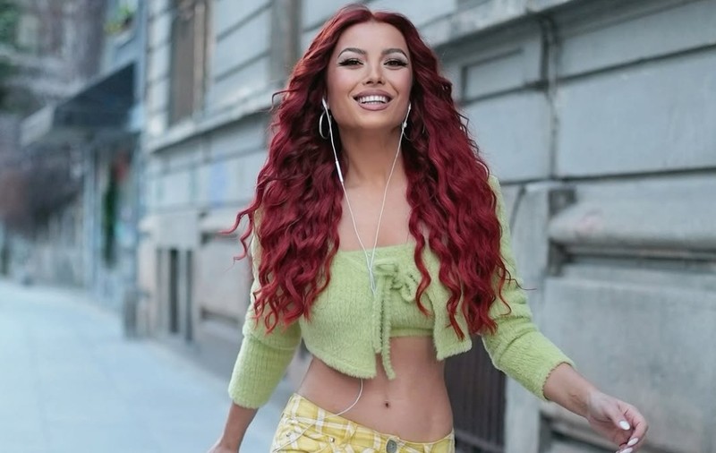 Elena Gheorghe, apariție spectaculoasă pe plajele din Grecia. Regula strictă pe care artista o respectă în vacanță