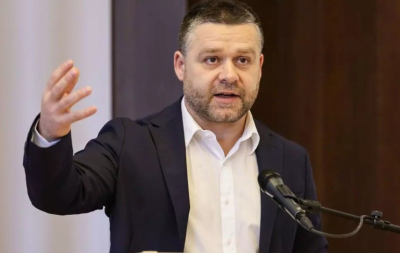 Ciprian Ciucu spune că are un stil de viață modest și urcă în lift împreună cu curierii de la Glovo: „Am stat o săptămână în Portugalia. Atât ne-am permis”