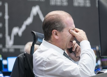 Un trader urmărește evoluția cotațiilor la Bursa de la Frankfurt, 4 noiembrie 2020 | Foto Hepta