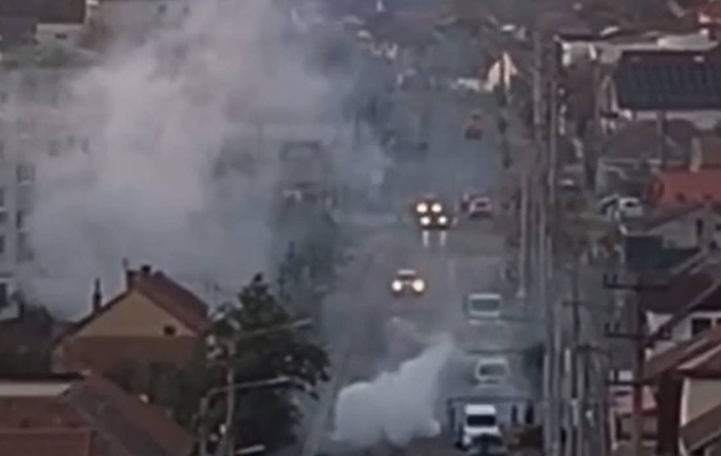Un șofer din Arad care a umplut de fum o stradă întreagă în timp ce făcea drifturi a ajuns la Poliție