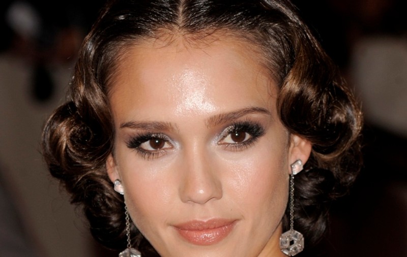 Jessica Alba a convins o chinezoaică să nu se opereze ca să semene cu ea