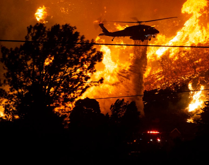 VIDEO | Incendii devastatoare în statul american California. Mii de oameni au fugit din calea focului, abandonându-și casele