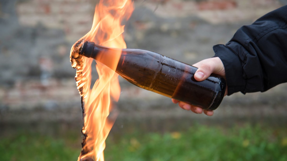 Familie din Craiova, atacată cu cocktailuri Molotov pentru o datorie. Scandalul a pornit de la un joc de poker