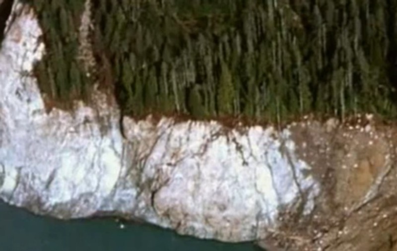 Cel mai mare val tsunami din istorie a avut  524 de metri înălţime şi a omorât 2 pescari 