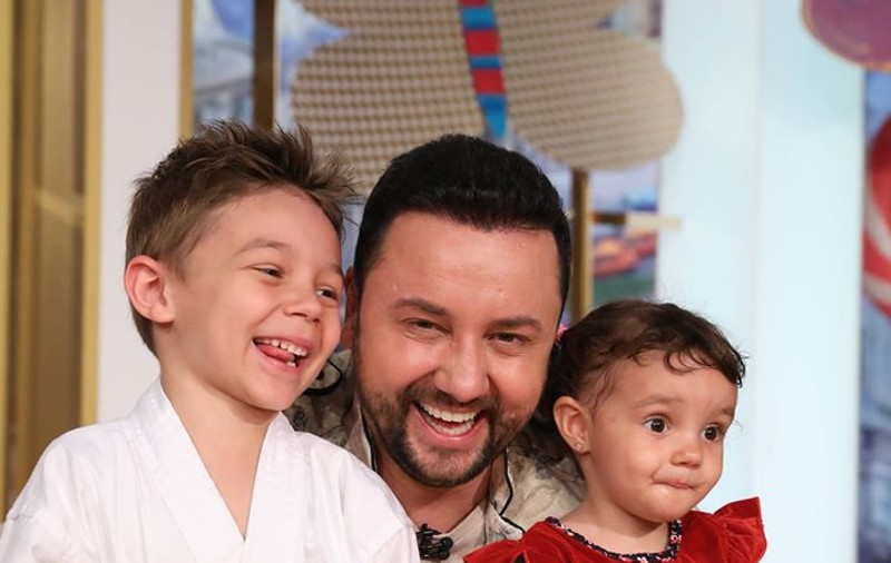 Cătălin Măruță a căzut pe scări cu fetița în brațe. Realizatorul TV a mers de urgență la spital
