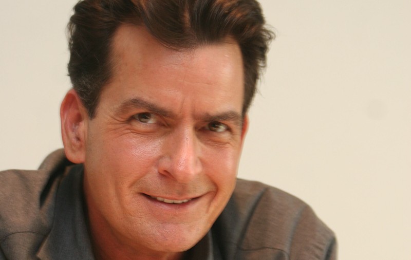 Charlie Sheen face bani și de pe urma infecției cu HIV! A devenit imaginea unor prezervative| VIDEO