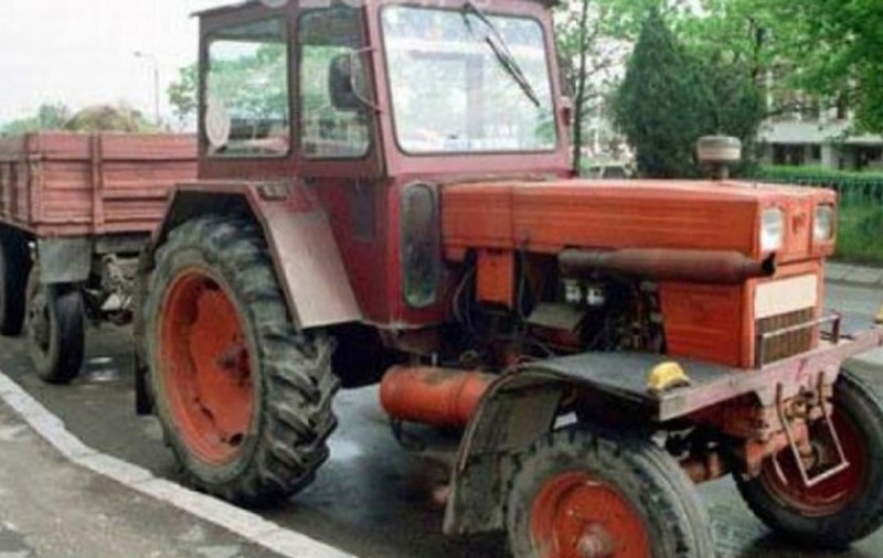 O fetiță de doi ani a murit călcată de tractor, în Neamț. A fost prinsă sub remorcă