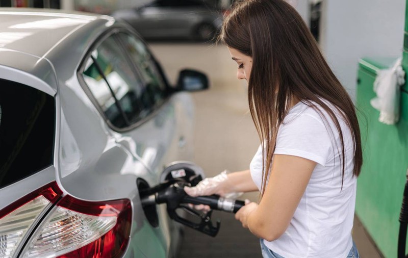 Gen Z rămâne fără combustibil în mașini pentru că tinerilor le e frică să le alimenteze
