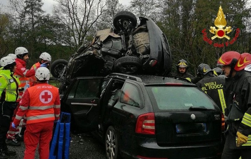 Român de 19 ani, mort într-un accident rutier din Italia. Mașina în care s-a aflat s-a răsturnat după impactul cu un alt autoturism