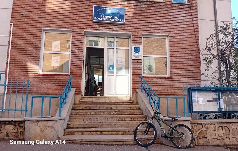 Un poliţist suspectat că a furat borseta plină cu bani a unui bărbat implicat într-un accident rutier a fost dat afară, anunță IPJ Mehedinți