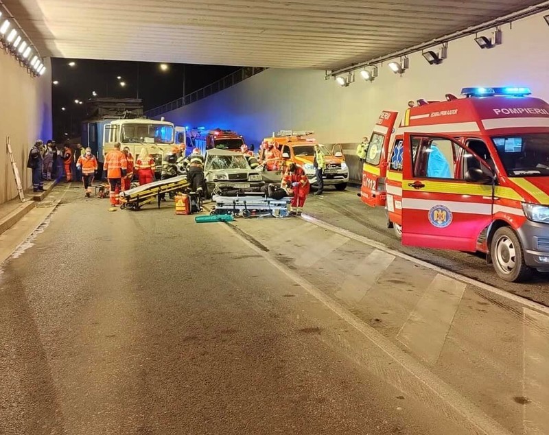 Doi tineri morți în Pasajul Michelangelo din Timișoara, unde un camion a făcut praf mașina condusă cu viteză de un șofer de 18 ani