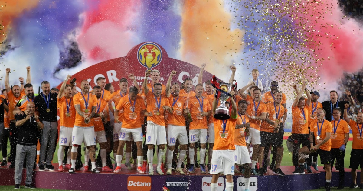Fotbaliștii de la FCSB ridică trofeul Supercupei României.