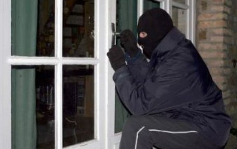 Un român a făcut parte dintr-o bandă care a furat parfumuri în valoare de 50.000 de euro. Cum acționau hoții