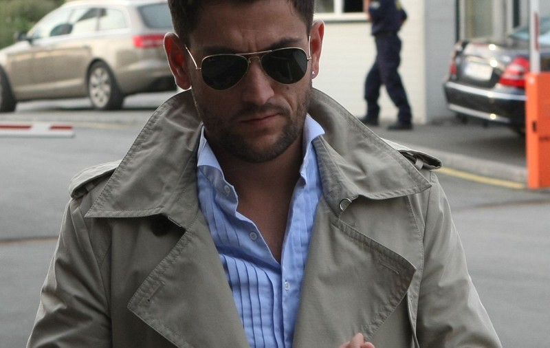 Cezar Ouatu, obsedat de manichiură! Nu şi-a luat ochii de la unghiile lui! | FOTO