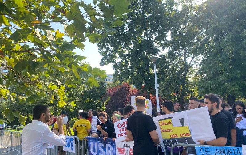 Studenții au protestat la Gara de Nord din București, cerând reducerea de 90% la transportul în comun: „Putem lua bilete doar dus către o țară mai serioasă”