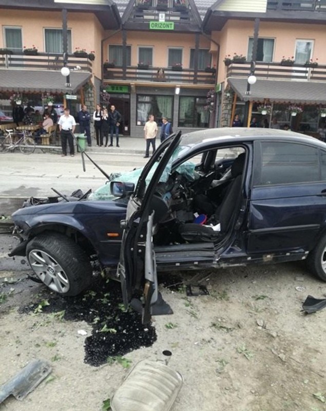 Un tânăr de 19 ani a murit într-un accident în Neamț după nuntă. Vitezometrul s-a blocat la 180 de km/h