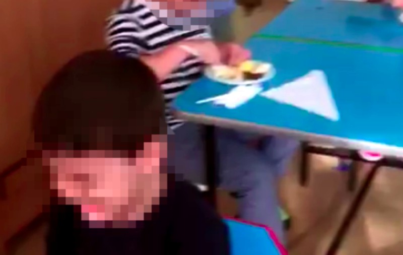 Reacția unui psiholog în cazul filmulețului cu un copil bătut la grădiniță de o educatoare. Ce ar trebui să fie obligată să facă agresoarea