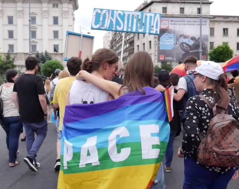 REPORTAJ/ 5000 de oameni la marșul „mândru să fiu gay”. Dorința unei lesbiene: „Vreau să mă căsătoresc cu iubita mea” (VIDEO)