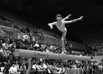 Nadia, în timpul unui concurs. În total 9 medalii olimpice are în palmares, dintre care cinci de aur, trei de argint şi una de bronz, cucerite în 1976 la Montreal şi în 1980 la Moscova | FOTO: Gazeta Sporturilor