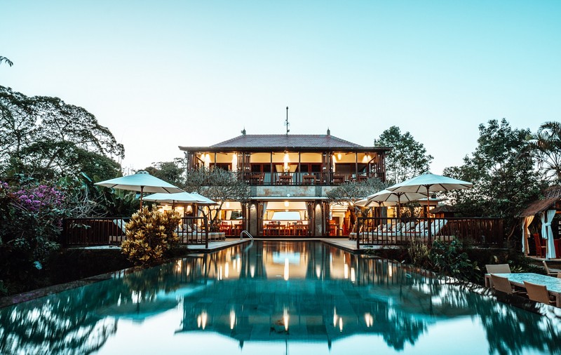 Politico: Un înalt oficial al Comisiei Europene, patronul unui resort de lux în Bali