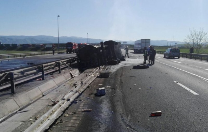 O cisternă plină cu vin a luat foc pe autostrada A1 Sibiu - Sebeş