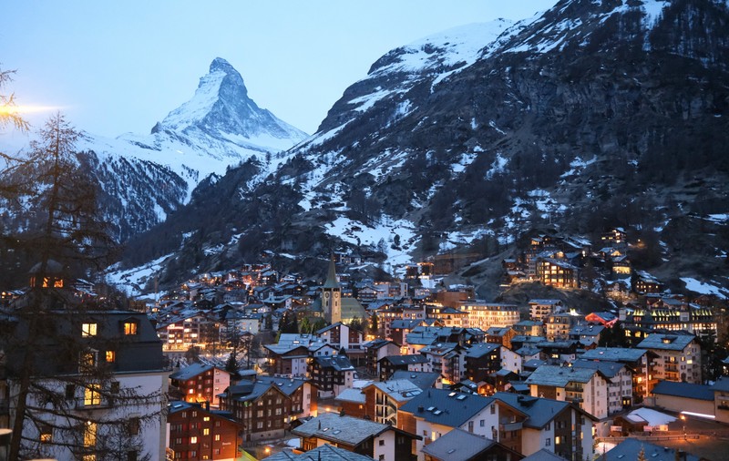 Turiștii „de-o zi” din stațiunea elvețiană Zermatt vor plăti o taxă de vizitator. La cât se ridică