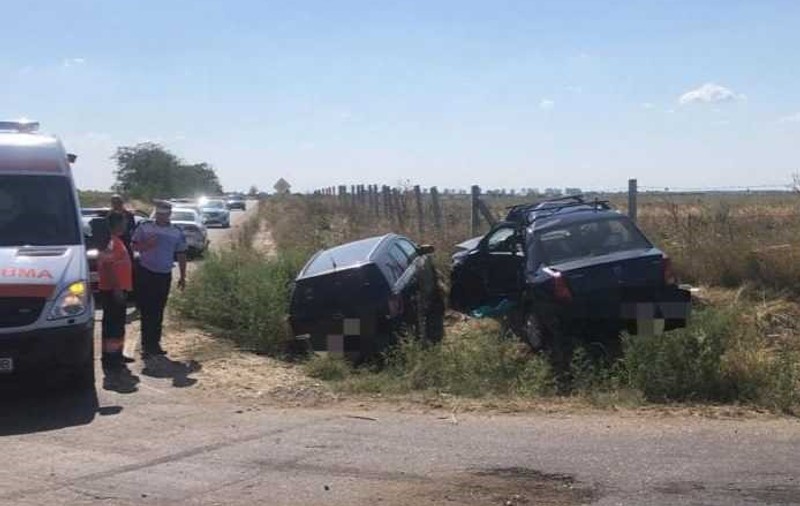 Un mort și patru răniți, între care și copii, după ce două mașini s-au ciocnit violent în Argeș